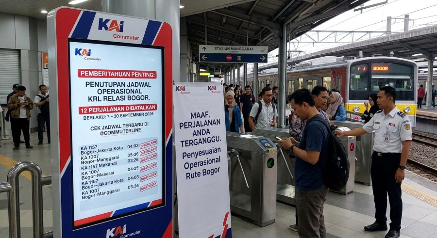 Papan pengumuman informasi pembatalan 12 perjalanan KRL Commuter Line relasi Bogor di stasiun kereta api.
